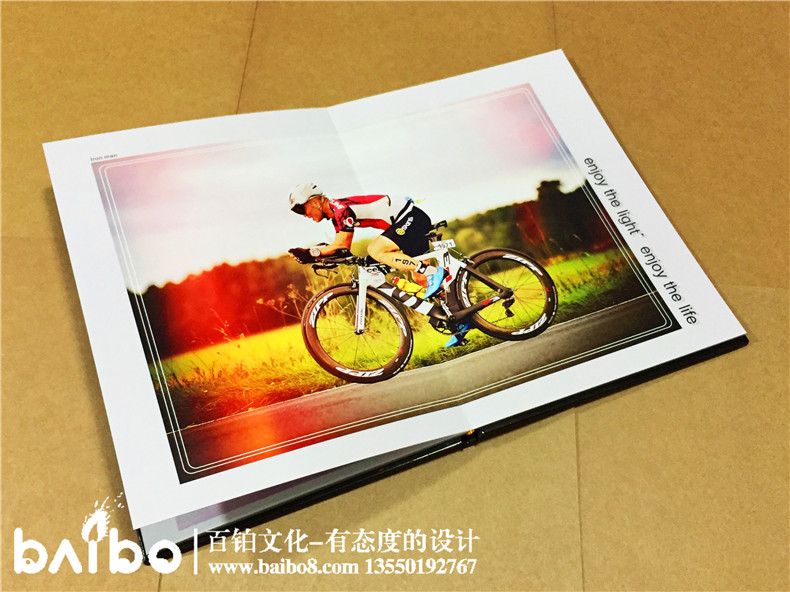 把父親賽車手時的照片，做成英雄人物形象